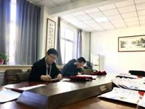 九游体育官网领导为获奖学生写喜报