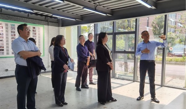 黄霞一行赴贵阳幸福里长照之家考察
