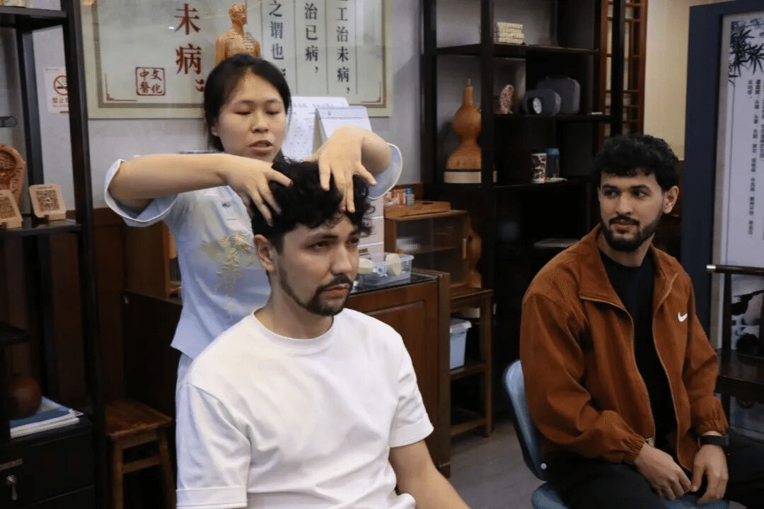 2025“知行贵州”丝绸之路青年交流计划“铜城黔语·丝露同行”交流活动在我院开展